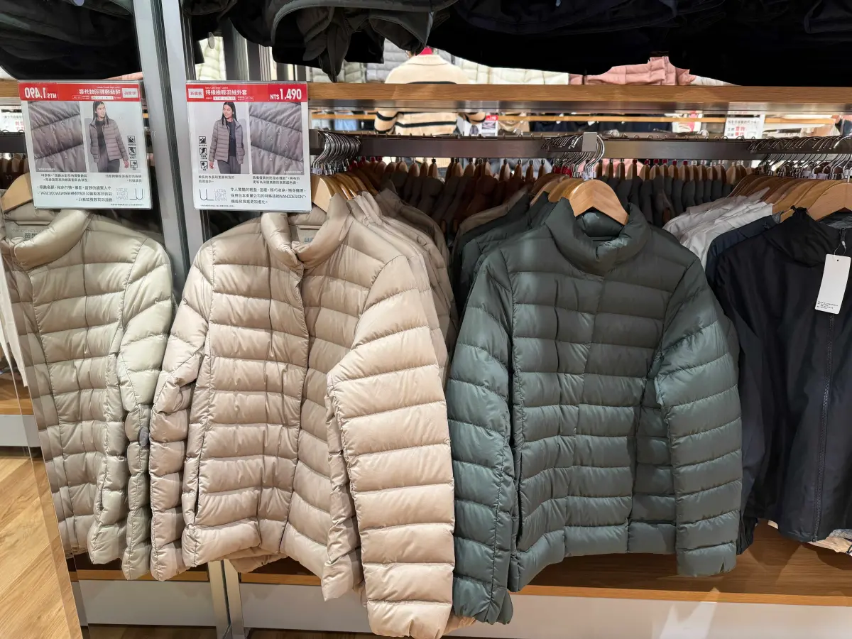 ▲羽絨外套如何正確清洗，是不少人心中的疑問，日本品牌「UNIQLO」過去曾分享羽絨衣清洗步驟。（示意圖／記者蕭涵云攝）