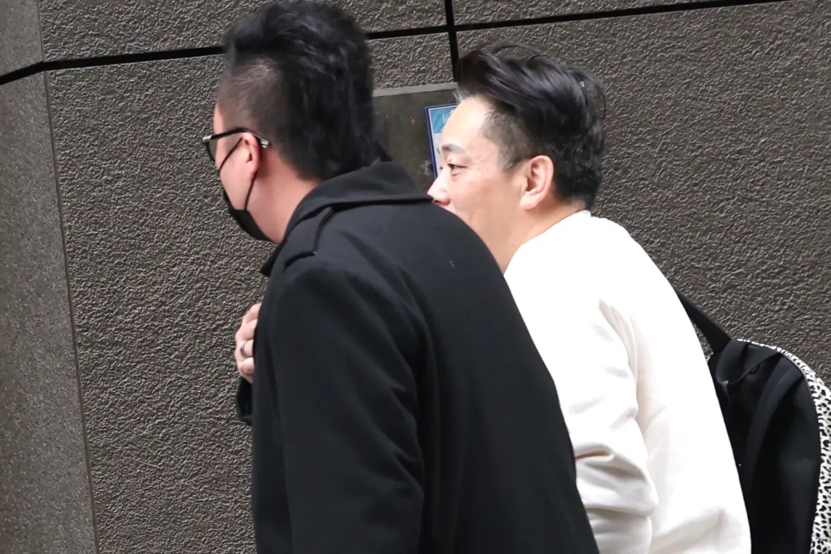 ▲詹惟中（右）今（6）日中午進入大S位在信義區的家中。（圖／記者葉政勳攝）