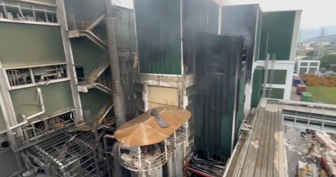 ▲新竹遠東紡織廠6日凌晨近3時許發生氣爆意外，一名蔡姓當班主管前往查看時，一開門就遇到爆炸，當場死亡。（圖／新竹縣消防局提供）