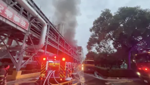 遠東紡織新埔廠房再度發生意外,於今(6)凌晨發生氣爆意外,目前已經釀2死,廠房上的「零事故」現在看來格外諷刺。(圖/翻攝新竹縣消防局新埔遠東紡織搶救影片) ▲遠東紡織新埔廠房再度發生意外,於今(6)凌晨發生氣爆意外,目前已經釀2死,廠房上的「零事故」現在看來格外諷刺。(圖/翻攝新竹縣消防局新埔遠東紡織搶救影片)