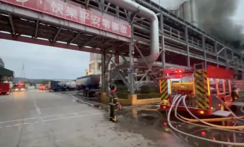 ▲新竹縣消防局出動35車73人前往遠東紡織新埔廠進行搶救，目前得知有2人死亡，19人受傷。（圖／新竹縣消防局提供）