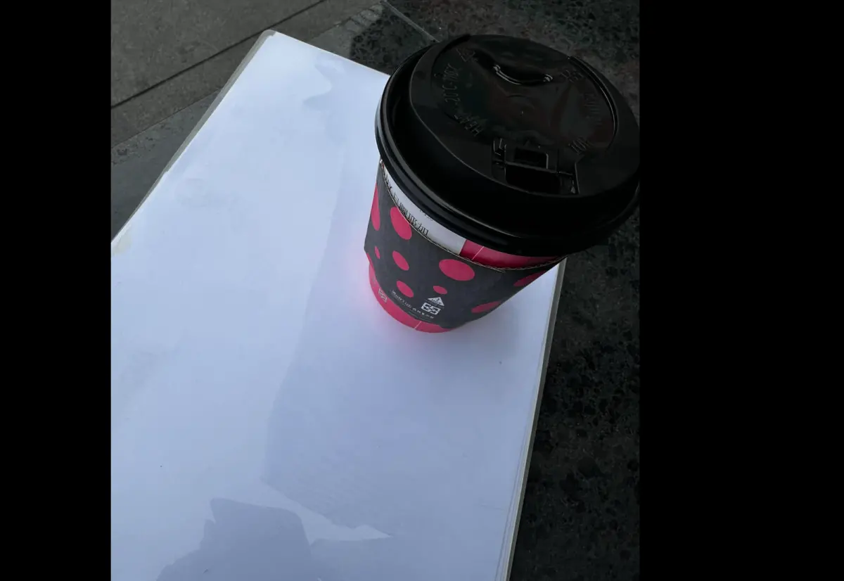 ▲杜承哲表示，他剛在某間路易莎，完成了申請罷免辦事處的文件處理和用印。（圖／杜承哲臉書）