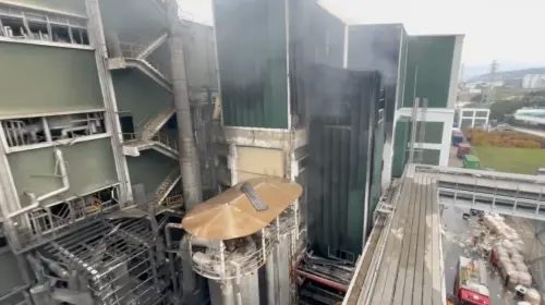 遠東紡織新埔廠火勢已經控制住,但廠商還內還是持續冒出黑煙,鄰近的空氣品質也受到影響。(圖/新竹縣消防局提供) ▲遠東紡織新埔廠火勢已經控制住,但廠商還內還是持續冒出黑煙,鄰近的空氣品質也受到影響。(圖/新竹縣消防局提供)