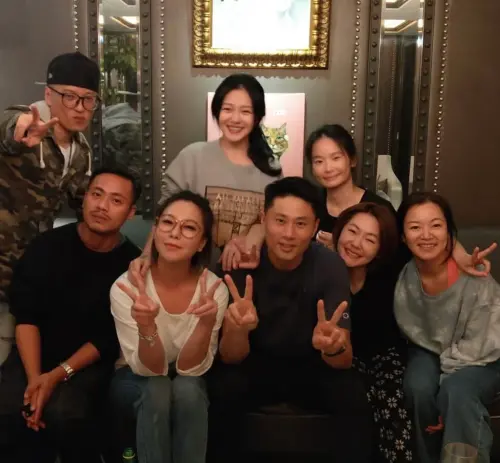 ▲學生時期的大S（上中）與妹妹小S（下右二）曾請彭小刀（下右三）吃飯，讓當時的他感受到滿滿的溫暖與驚喜。（圖／翻攝自rio_peng IG）