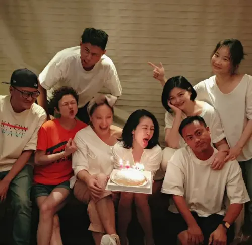 ▲畢業多年後，大S（右三）仍主動關心彭小刀（最左上），甚至親自推薦經紀人，希望他能在幕前發展得更好。（圖／翻攝自rio_peng IG）