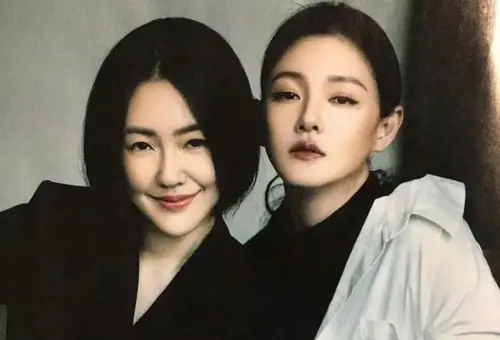 ▲大S（右）過世，小S（左）難以走出傷痛，有中國網友透過通靈和大S的靈魂對話，得知大S其實早知道身體不舒服，但因為不想掃興，仍硬撐著和大家一起出國。（圖／翻攝自微博）