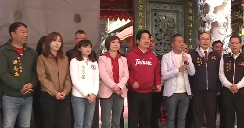▲總統賴清德日前到豐原慈濟宮走春時，廖芝晏、蔡怡萱（左二）站的位置，比現任市議員謝志忠更靠近賴清德，已隱隱嗅出硝煙味。（圖／翻攝蔡怡萱臉書，2025.02.06）