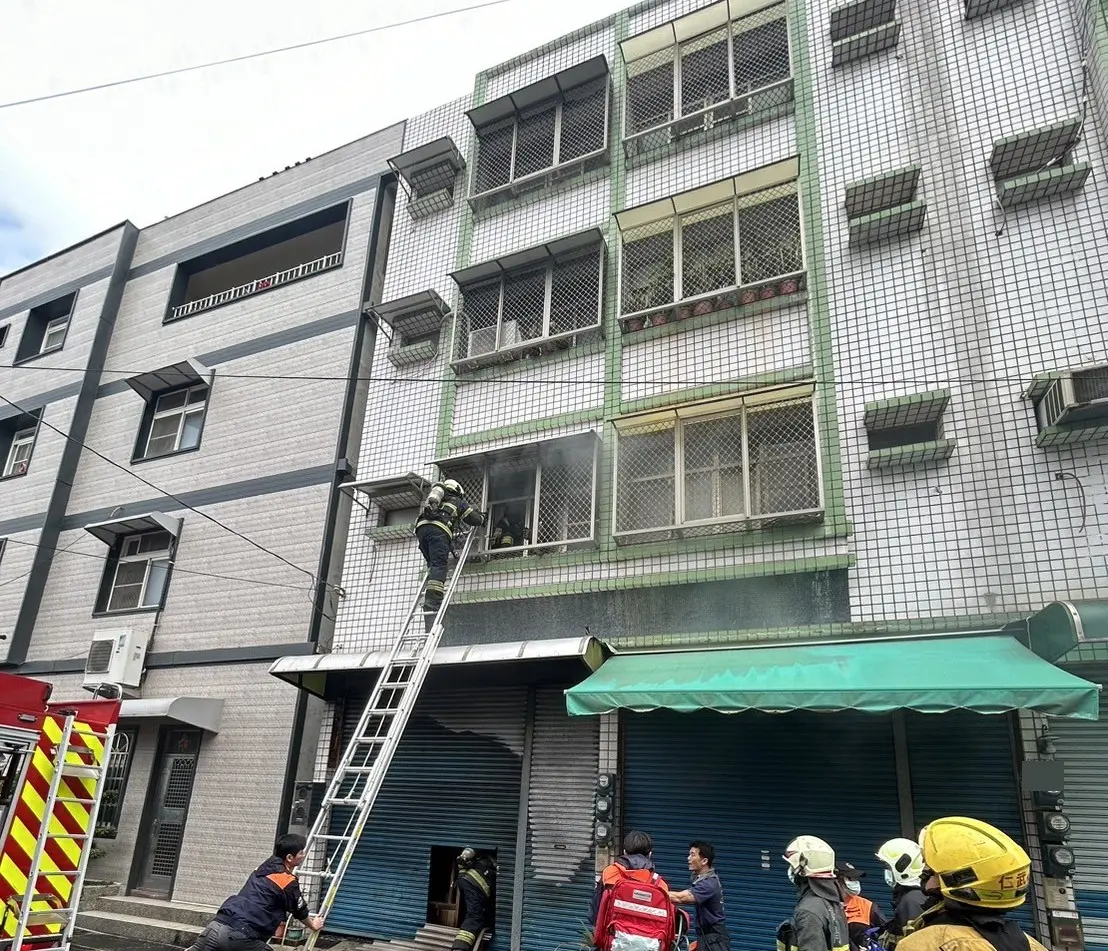 ▲高雄燕巢區中華路一棟4層樓透天厝發生火警，男屋主從後門逃生，女屋主不幸命喪火窟。（圖／高雄市消防局提供）