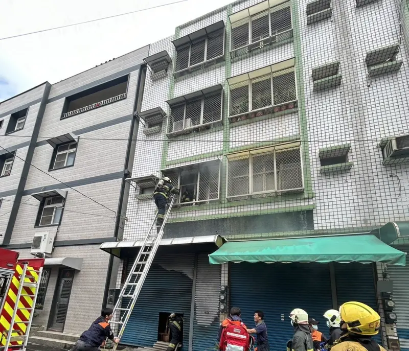 ▲高雄燕巢區中華路一棟4層樓透天厝發生火警，男屋主從後門逃生，女屋主不幸命喪火窟。（圖／高雄市消防局提供）
