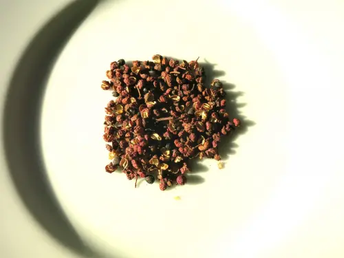 ▲大紅袍花椒麻的風味較濃郁，一般川花椒粒則是香氣較足。（示意圖／取自photoAC）