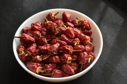 ▲麻辣鍋底醬煮開後，可再加入燈籠椒（圖）、花椒等增添風味。（示意圖／取自photoAC）