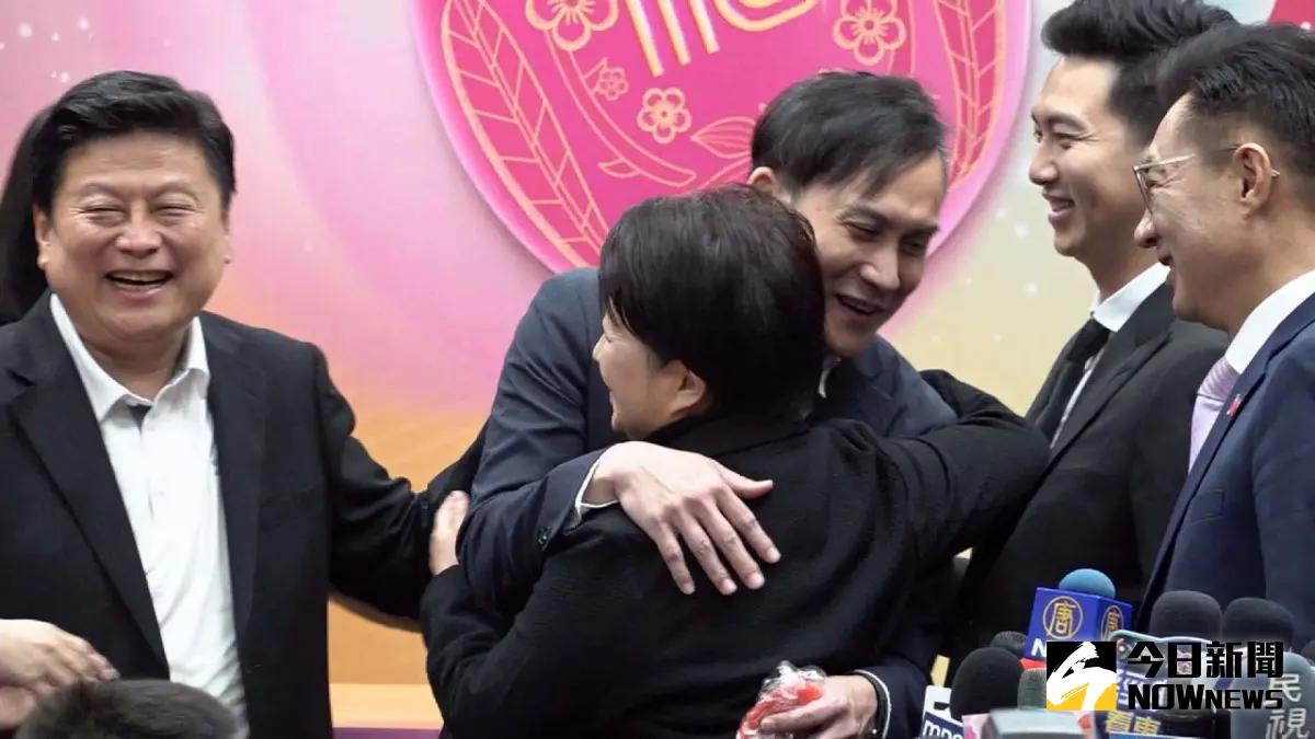 ▲國民黨立委葉元之和盧秀燕愛的抱抱。（圖／記者嚴俊強攝，2025.02.06）