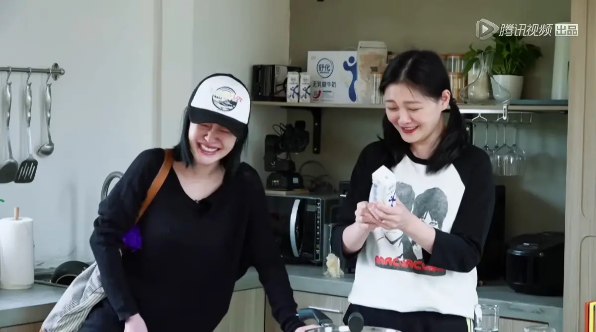 ▲大S（徐熙媛）生前很疼愛妹妹小S（徐熙娣），在《幸福三重奏》聽到前夫汪小菲曾害小S暈車嘔吐，出手推了他的頭，畫面讓人鼻酸：「大S真的很愛小S！」（圖／腾讯视频 - Get the WeTV APP YouTube）