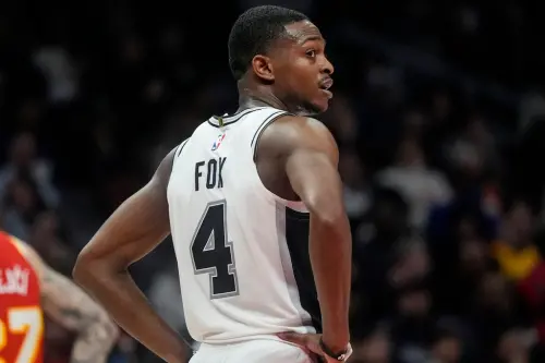 (圖/美聯社/達志影像) ▲De'Aaron Fox 首秀即展現驚人適應力,與 Victor Wembanyama 迅速建立化學效應,率領馬刺以 126:125 險勝老鷹。賽後 Fox 直言:「他就是不一樣!」(圖/美聯社/達志影像)