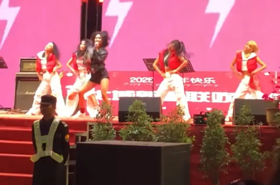 ▲以中國人為大宗的緬甸電信詐騙園區亞太城高調舉行春晚，還有女團在台上火辣熱舞。（圖／翻攝自Ｘ）