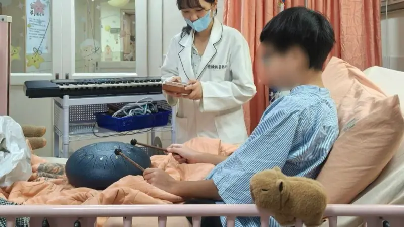 ▲11歲樂樂感冒變成急性腎炎，住進花蓮慈濟醫院治療44天，期間音樂治療師協助減輕兒童長時間住院的不安。（圖／花蓮慈院提供） 