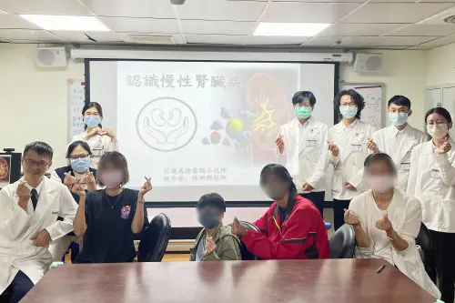 ▲樂樂出院當天，陳明群（左一）與醫療團隊一起歡送他回家。（圖／花蓮慈院提供）