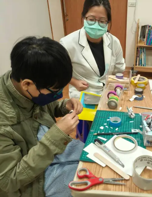 ▲藝術治療師到樂樂病房，透過手作遊戲減輕他長時間住院的不安。（圖／花蓮慈院提供）