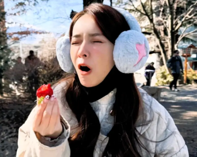 ▲禾羽一口咬下草莓意外酸到驚人，瞬間瞇眼歪嘴，表情非常萌。（圖／涵氧整合行銷提供）