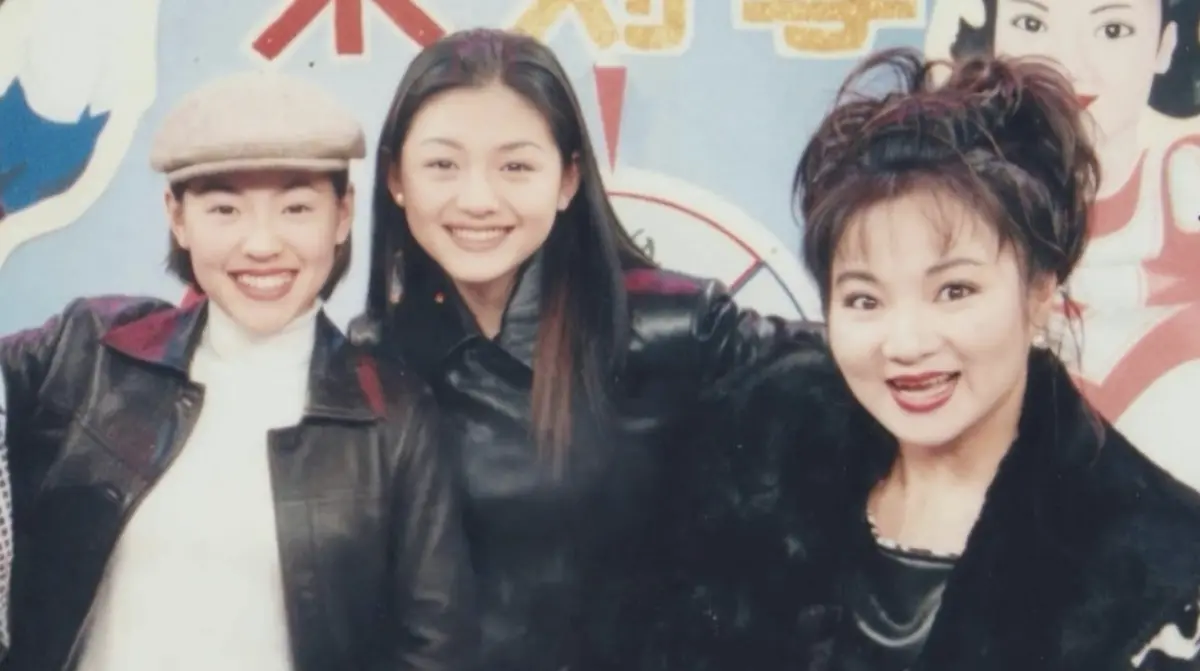 ▲大S（中）流感併發肺炎而過世，享年48歲。資深藝人白冰冰（右）昨（5）日發文悼念，曬出陳年合照分享自己看著大、小S姊妹倆的成長歷程，如今感嘆「祈禱大S在天上像個美美的仙女一樣。」（圖／翻攝自白冰冰臉書）