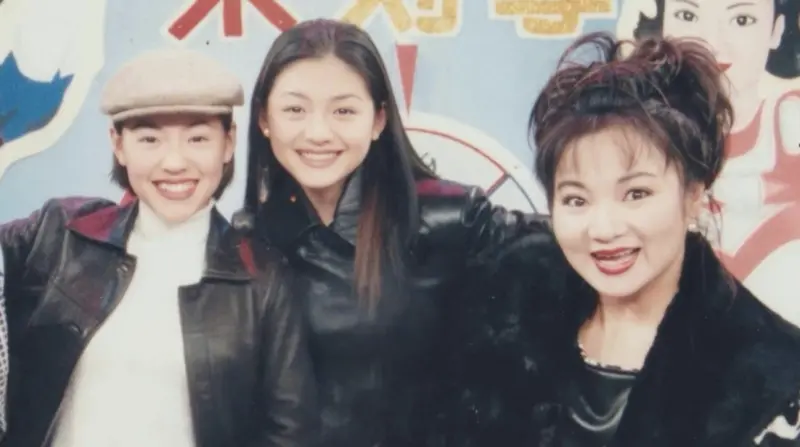 ▲大S（中）流感併發肺炎而過世，享年48歲。資深藝人白冰冰（右）昨（5）日發文悼念，曬出陳年合照分享自己看著大、小S姊妹倆的成長歷程，如今感嘆「祈禱大S在天上像個美美的仙女一樣。」（圖／翻攝自白冰冰臉書）