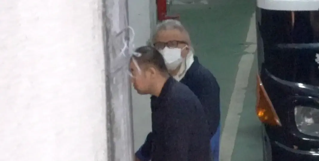 ▲北檢持續追查「精舍命案」，昨（5）日凌晨聲押涉嫌虐死蔡姓女子的信徒，游秀鈴、梁碧茵、幹子昀等3女護法，今再提訊主嫌王薀，以釐清案情。（圖／翻攝畫面）