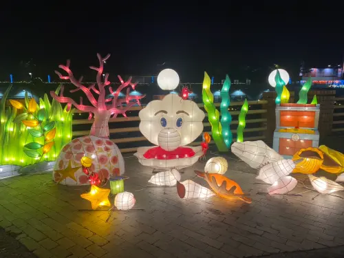 ▲熱鬧繽紛的海底世界主題花燈區，吸引路人駐足拍照打卡，展期至2月16日閉幕。（圖／水里鄉公所提供）