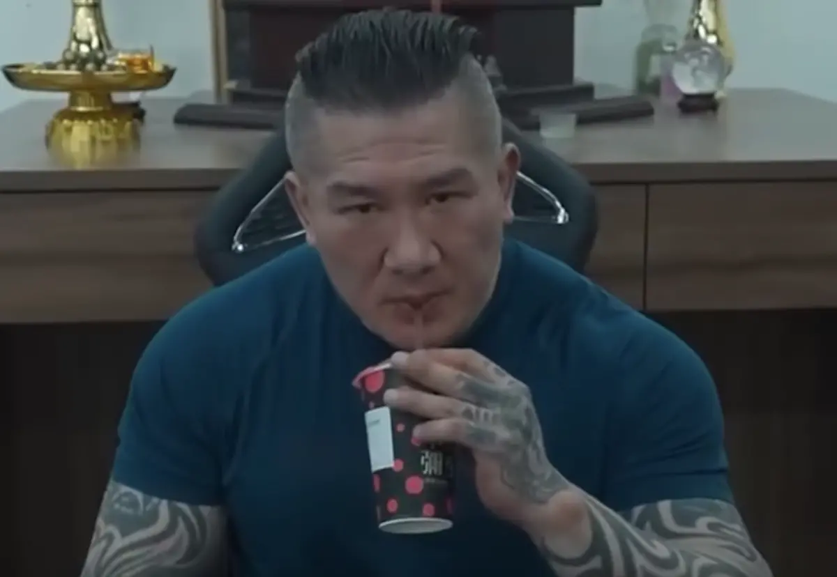 ▲網紅「館長」陳之漢帶著大疊鈔票，直接現身路易莎某門市，並大手筆買了將近百杯飲料「喝爆路易莎」。（圖／翻攝自臉書「飆捍」）