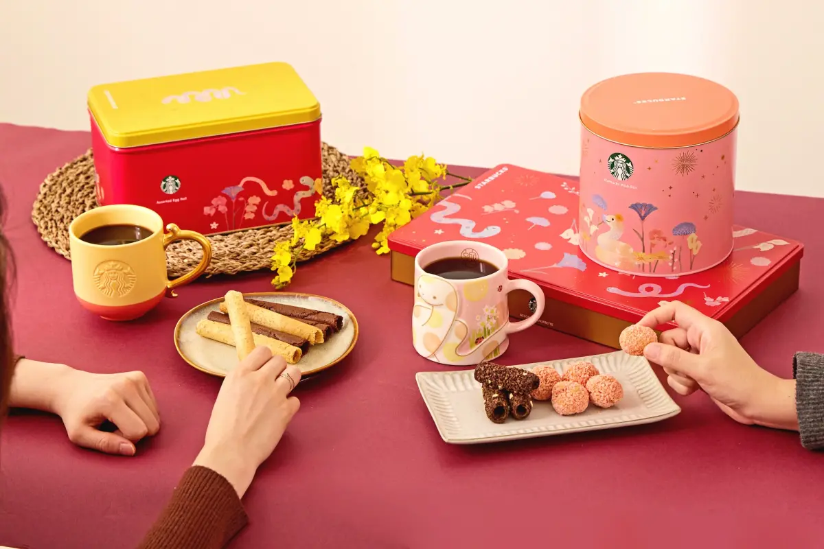 ▲年後各通路禮盒、福袋降價瘋搶，星巴克春節禮盒8折優惠！線上門市博客來及康是美網購「咖啡蛋捲85折」，滿額贈「星巴克買一送一」好友分享券。路易莎咖啡則有濾掛組5折、咖啡豆75折一次整理。（圖／星巴克提供）