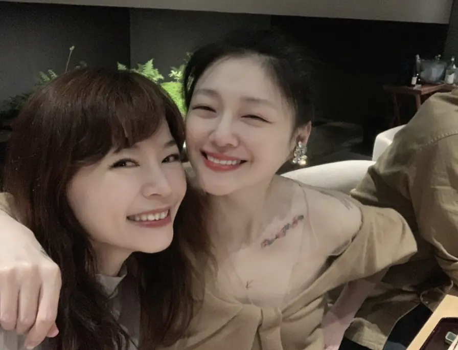 ▲有粉絲在大S（右）經紀人廖瑋琪（左）貼文底下留言，請她好好照顧「徐家堡」的每個人，她也暖心回覆：「好的。」（圖／翻攝自廖瑋琪 IG）