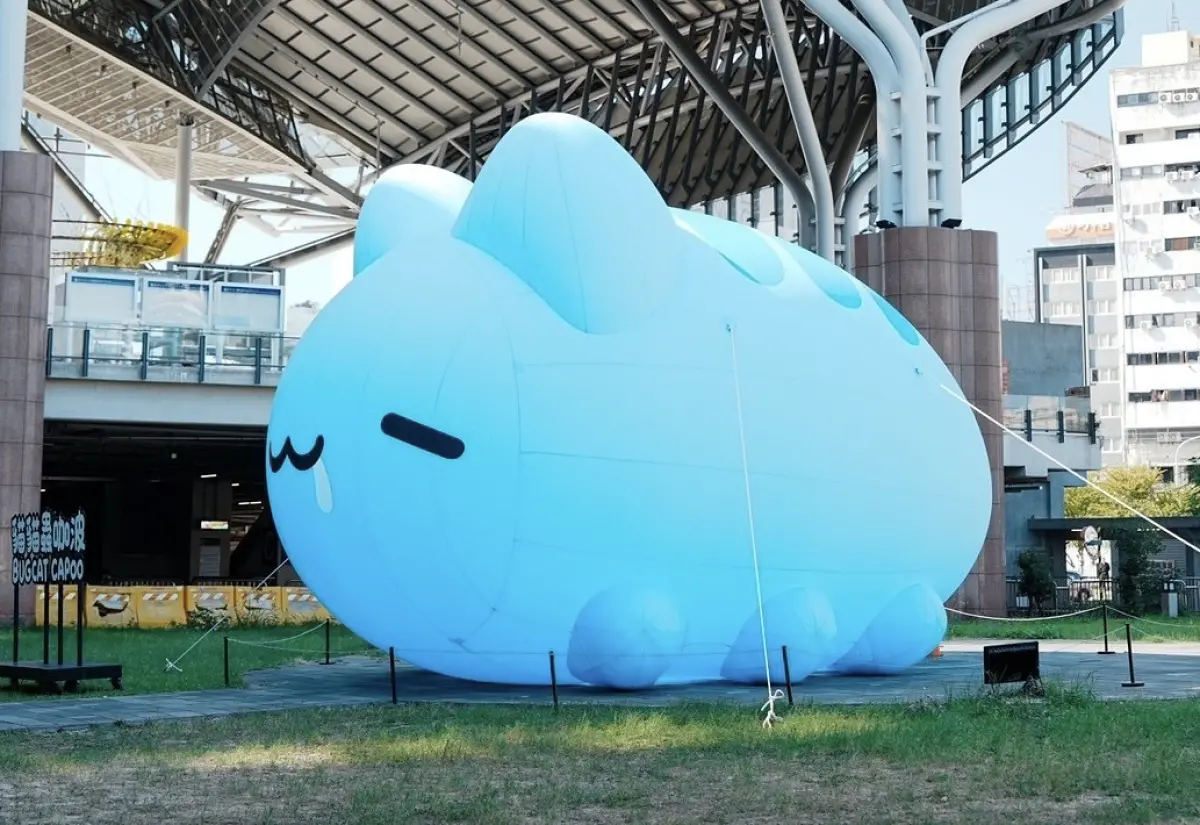 ▲「貓貓蟲咖波」在台中驛鐵道文化園區推出快閃店，並在室外擺放巨型咖波氣球玩偶，未料昨日竟被不明人士割毀。（圖／取自臉書粉專「Bugcat Capoo」）