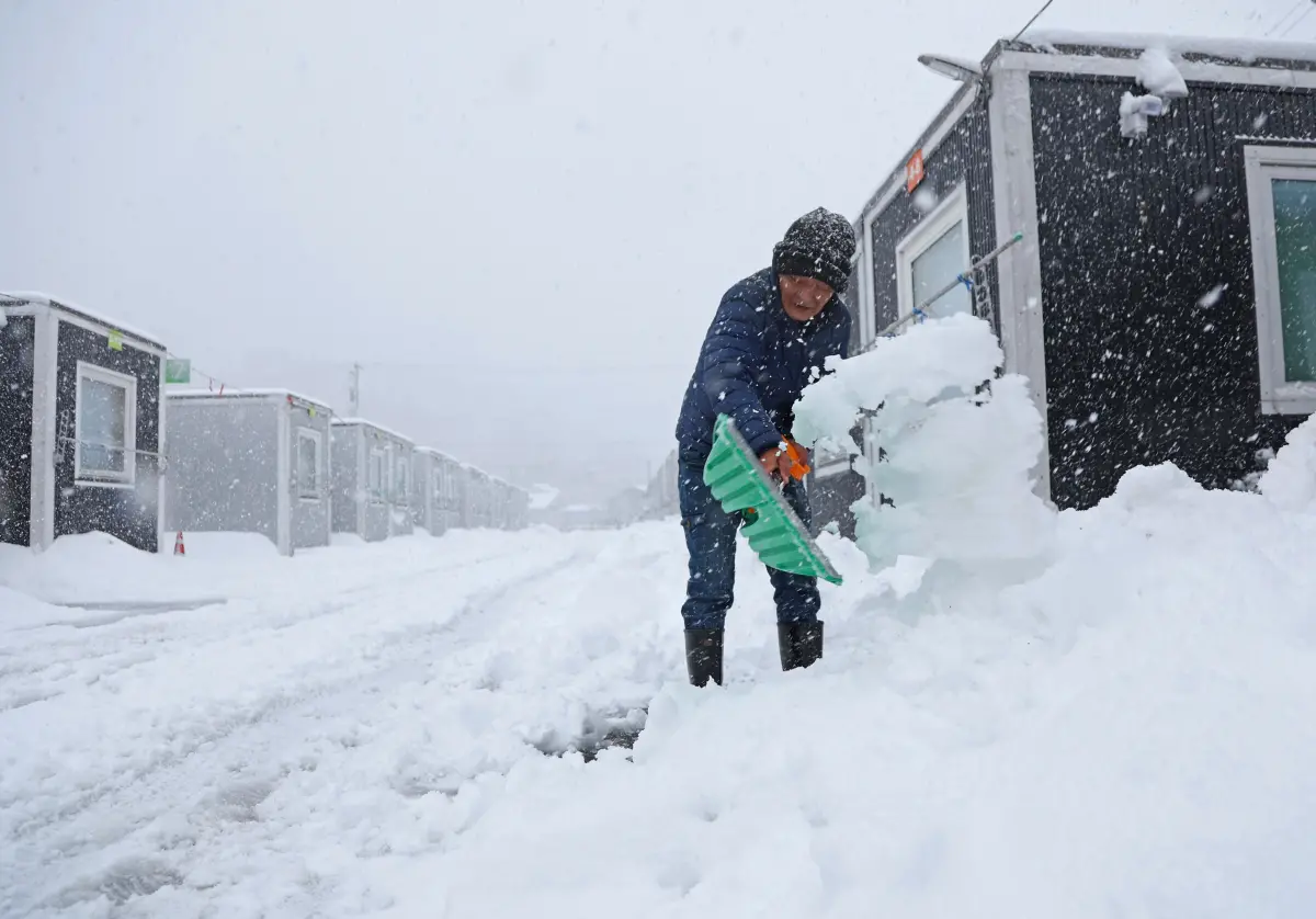 ▲日本本周迎來入冬最強冷氣團，日本海側降下暴風雪，圖為能登半島石川縣珠洲市。（圖／美聯社／達志影像）