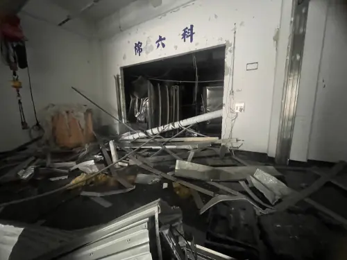 ▲勞動部職安署副署長萬榮富還原事發經過，表示首先是棉6場北廠房，忽然火警警報大響，之後中控室發現異常，凌晨2時45分中控室接收到火災警報。（圖／新竹縣消防局提供）