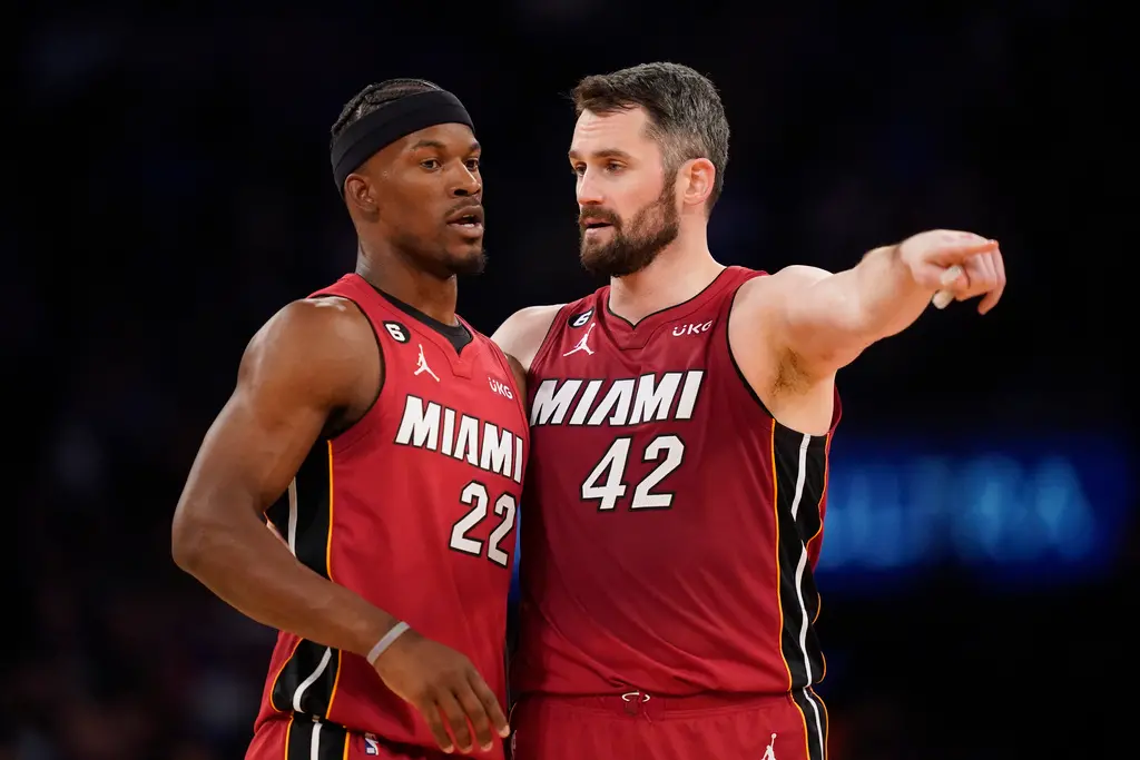 ▲NBA金州勇士與熱火達成震撼交易，迎來 Jimmy Butler，正式結束他在邁阿密的五個賽季。而 Kevin Love 隨即在 IG 限時動態 上傳《刺激1995》經典片段，暗示 Butler 如同 成功越獄、重獲自由，引發熱議。（圖／美聯社／達志影像）