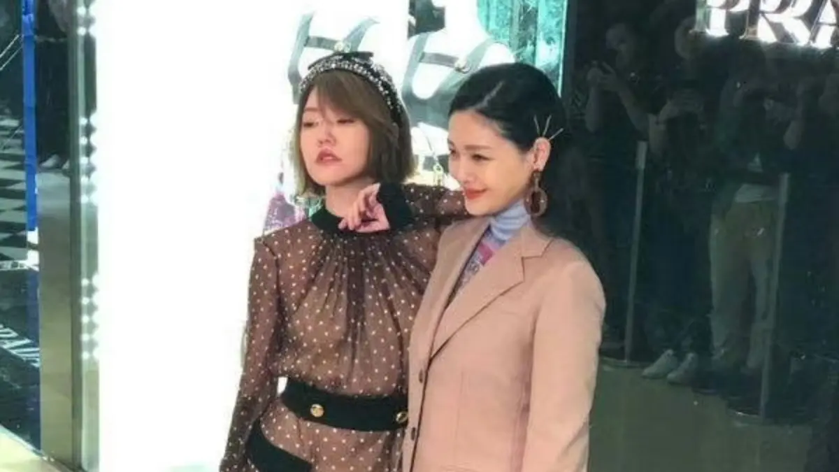 ▲命理師曾經預言過小S（左）的命格中子女運很旺，會有4女1子，而大S（右）和小S的子女數量加起來則是「4女1子」，讓網友驚呼太神奇。（圖／小S 微博）