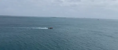 ▲消防局迅速動員第二大隊及白沙分隊派遣3車1艇7人前往救援，救生艇在橋內海域展開水面搜索找尋鄭男蹤影。（圖／澎湖縣消防局提供）