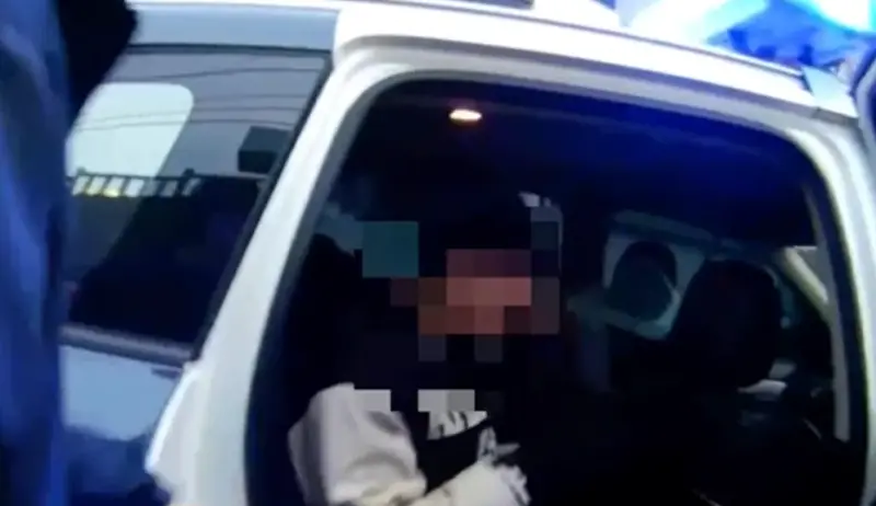 ▲高雄仁武警方巡邏時發現一名機車騎士違規，上前盤查時，騎士竟加速逃逸，最後逃進死巷被逮捕，警方一查才發現，該名騎士是遭通報失聯的越南籍移工。（圖／翻攝記者爆料網）