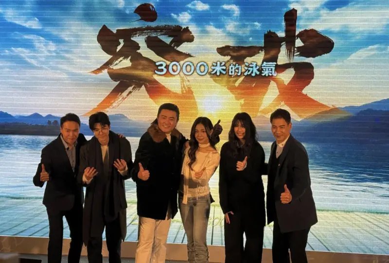 ▲李㼈（左三）與女兒李紫嫣（右三）、翁家明（右一）與女兒翁琪兒（右二）、吳鈴山（左一）和兒子吳迪（左二），3對星親子在《突破三千米的泳氣》一起演出。李㼈提到認識已久的大S猝逝，還是不敢相信，覺得有如心臟被鐵鎚重擊。（圖／記者蘇詠智攝）