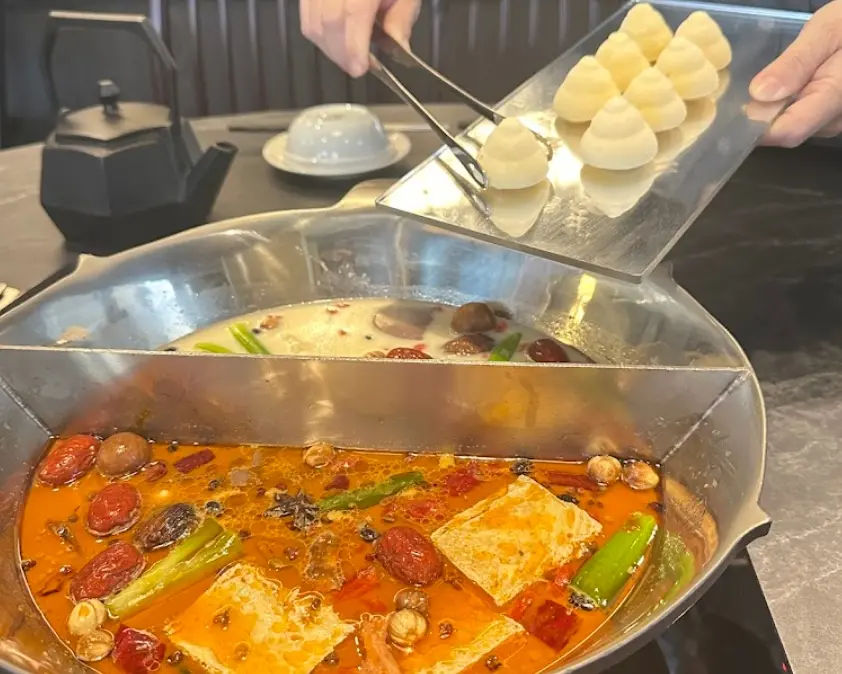 ▲最近一間名為「無老鍋」的火鍋店家被老饕推薦，被發現原來是知名「鼎王集團」旗下已經開了15年的火鍋品牌。（圖/Google評論）