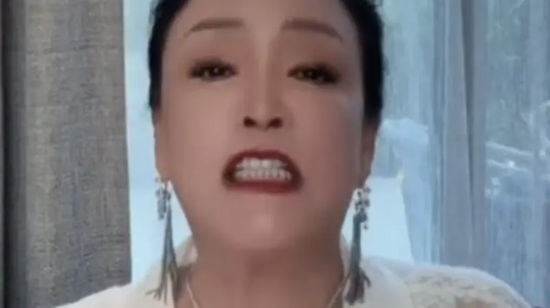 ▲大S過世享年48歲，張蘭（如圖）今（6）日仍開直播賣貨，驚人銷售額約450萬台幣，下秒被痛批「蹭流量」且直播間被封禁，對此她沒在怕回嗆：問心無愧！（圖／翻攝自微博）