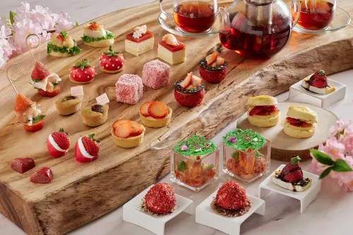 ▲JR東日本大飯店台北一樓Platform月台町推出「草莓季」下午茶，除了草莓甜點外，結合干貝、鮮蝦、起司等帶來鮮鹹驚豔的口感。九款特製甜點與五款鹹點，雙人下午茶套餐1,480元+10%。(圖/／JR東日本大飯店台北)