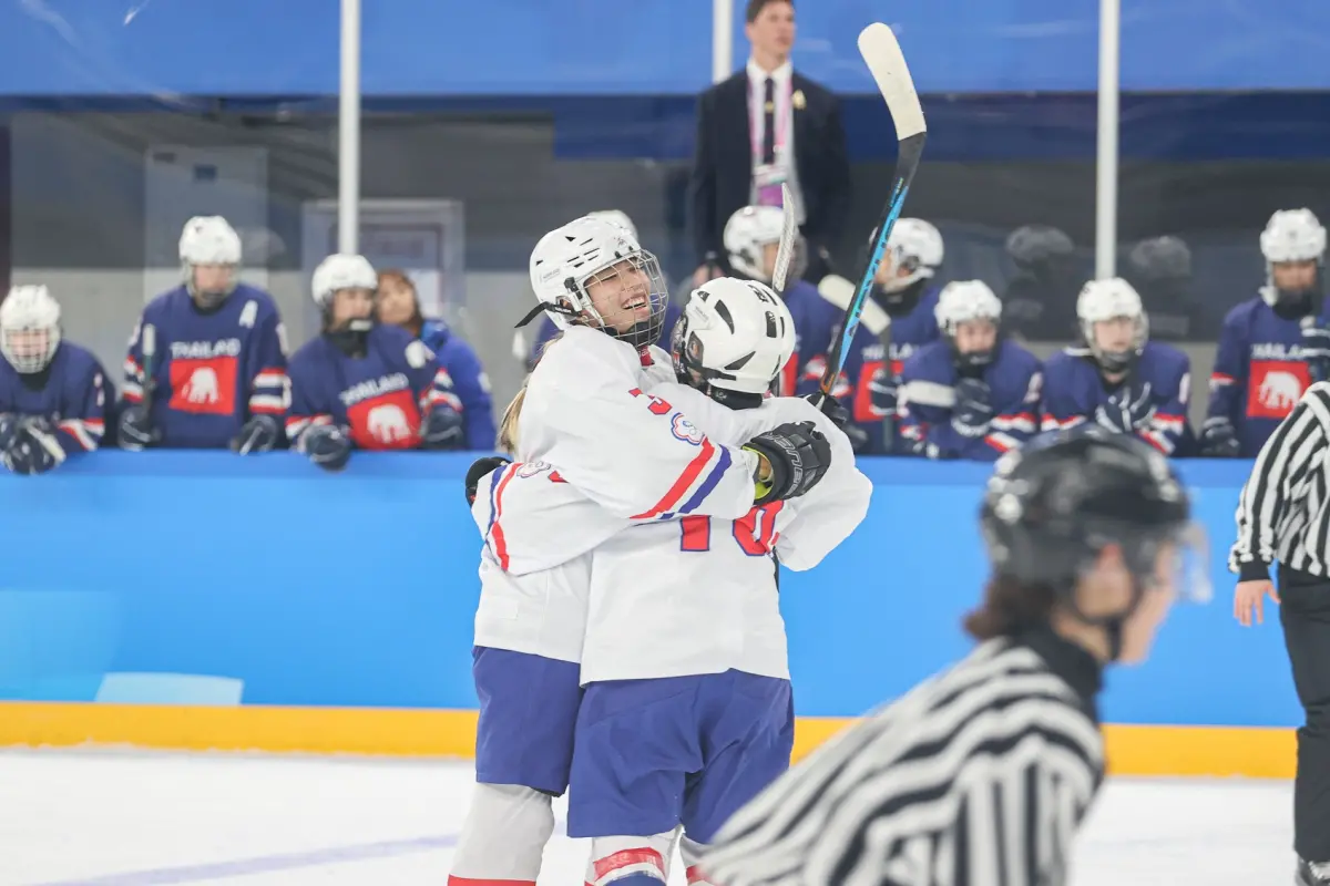 ▲2025年哈爾濱亞洲冬季運動會我國女子冰球代表隊2月3日對戰泰國取得首勝，開出好彩頭，林洋萁隊長(左)並將擔任我國代表團女子掌旗官。（圖／體育署提供）