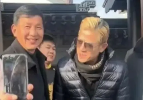 ▲郭富城（右）頂著一頭時髦金髮到妻子老家拜年，和他只差兩歲的岳父（左），看起來真的像他長輩，讓粉絲對他的駐顏有術佩服不已。（圖／摘自微博）