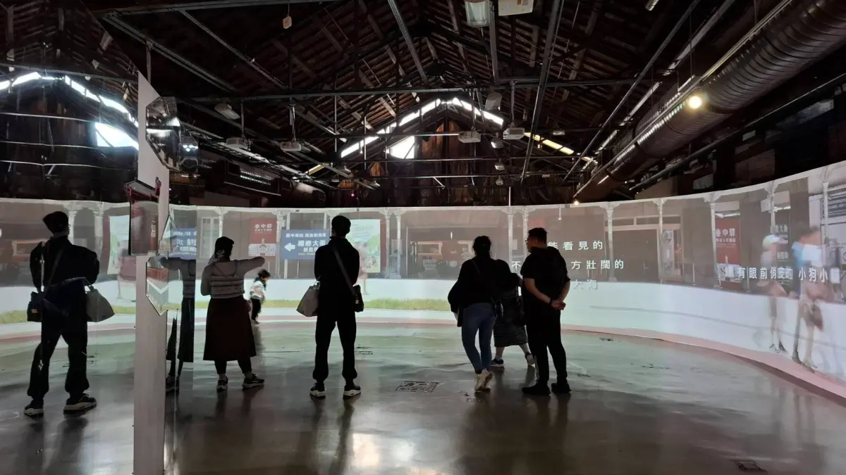 ▲展場中沈浸式體驗感受城市成長的故事。（圖／高科大創新設計學院提供）