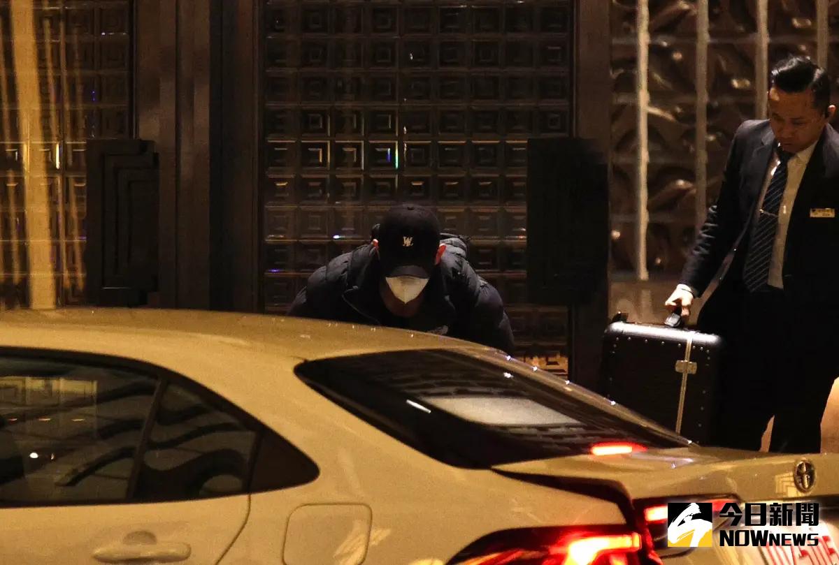 ▲小S（徐熙娣）的大女兒Elly（許曦文）疑似今晚間約莫7時30分從大S（徐熙媛）家中離開，她全身包覆起來、舉止迅速，整體相當低調，深怕被認出。（圖／記者朱永強攝影）