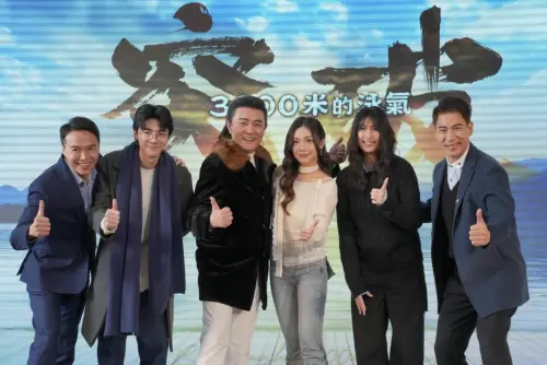 ▲李㼈（左三）與女兒李紫嫣（右三）、翁家明（右一）與女兒翁琪兒（右二）、吳鈴山（左一）和兒子吳迪（左二），3對星親子在《突破三千米的泳氣》一起演出。李㼈笑言「國民岳父」封號聽太久，沒看到有誰來追女兒，翁家明則透露妻子俞小凡對女兒的交友管得較嚴。（圖／泳氣電影提供）