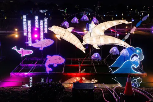 ▲台中觀旅局與台中文學家合作，詩意述說山海屯城故事的「城市綠洲」燈區，（圖／台中市府提供）