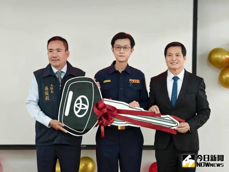 ▲高雄市民防總隊義交大隊大隊長吳俊毅今(6)日慷慨捐贈日本原裝進口TOYOTA CAMRY偵防車1輛，汰換老舊車輛，讓警察同仁執勤更有保障。(圖／記者郭凱杰攝,2025.02.06)