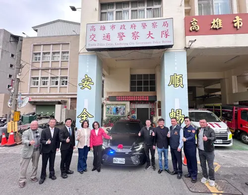 ▲今天的捐贈典禮於在交通大隊禮堂舉行，高雄市議會議長康裕成、副議長曾俊傑、議員張勝富、議員李雅芬等均到場觀禮。(圖／高市警交通大隊提供)