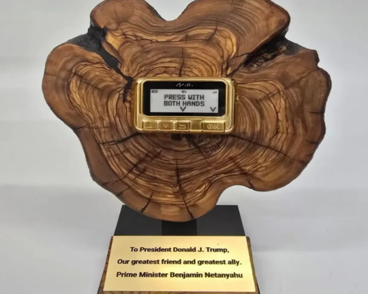 ▲ 以色列總理納坦雅胡本週到訪美國，送給川普總統一台金色呼叫器，擺明是在指去年9月的黎巴嫩連環爆炸案，該次行動重創真主黨。（圖／翻攝自以色列時報）